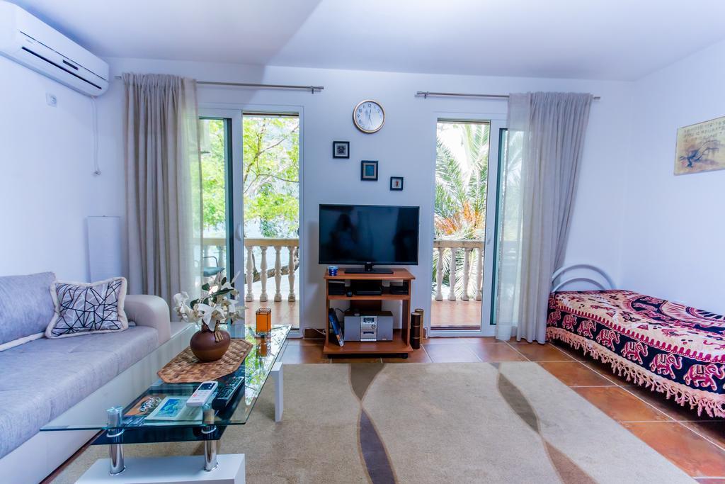 Apartments Beachfront Котор Экстерьер фото